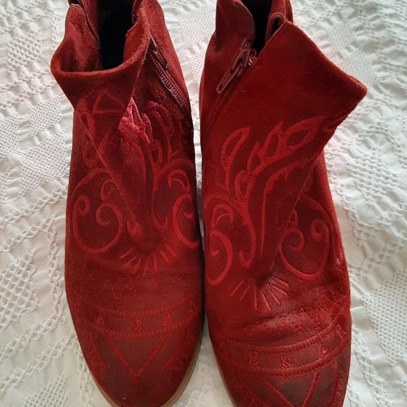 Zola Shoes - Size 37 red patterned ankle boots.